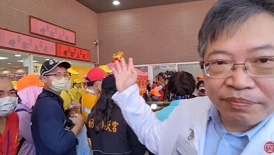 白沙屯媽祖進香/粉紅超跑對醫院玻璃有興趣？ 媽祖婆在指示總院長「這件事」