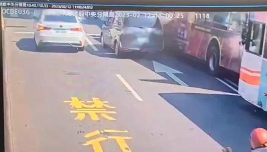 劇烈咳嗽葬送人命！小客車撞完公車輾斃機車騎士　駕駛竟誤以為撞到凹洞