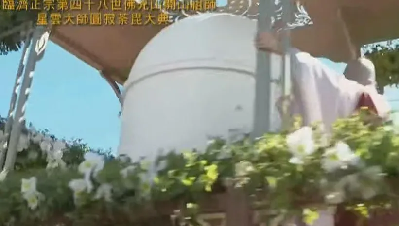 星雲法師圓寂讚頌！「涅槃塔」巡山遇插曲一度上不了車　上萬信眾下跪淚別