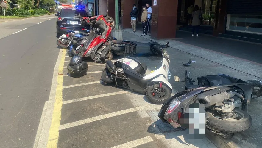 影/北市酒駕男「撞翻9機車」波及找車位騎士！　害她跌傷送醫
