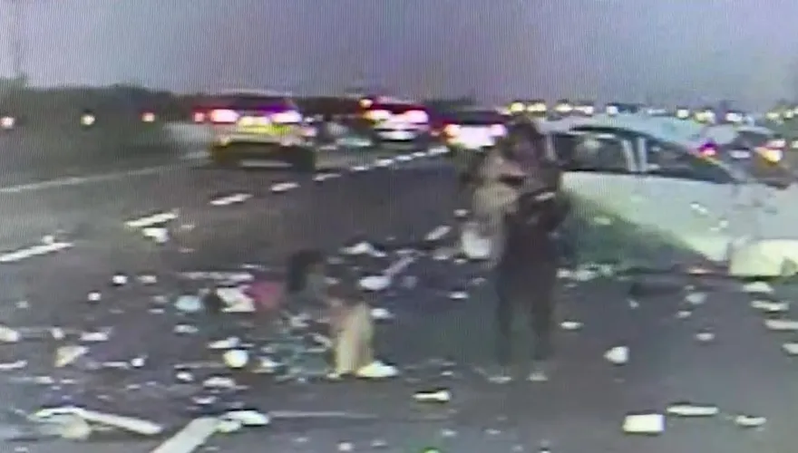 影/國道1號死亡車禍！3人遭拋飛出獨留2歲幼女　安全座椅立下大功