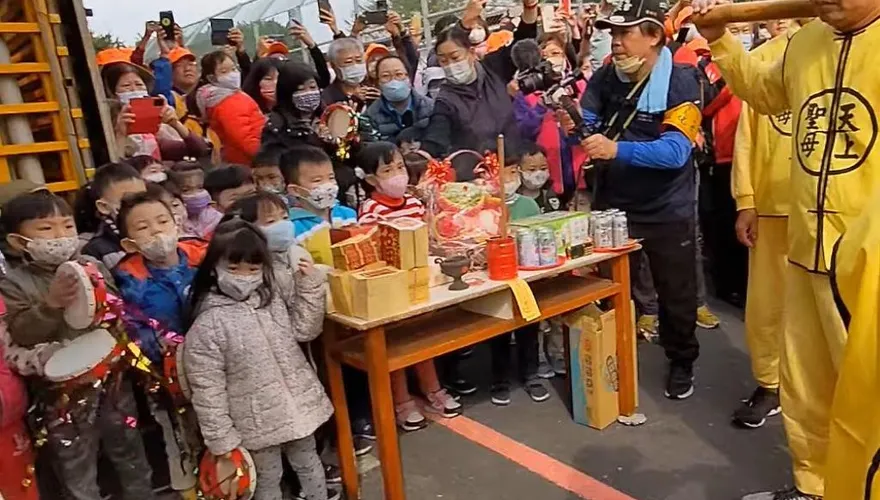 白沙屯媽祖進香/萌翻天！媽祖婆衝破人牆「找到一群孩子」　手持鈴鼓笑開懷