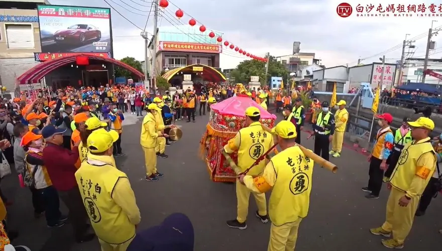 白沙屯媽祖進香/遇兩頂大帳比肩恭迎　「粉紅超跑」不偏愛停中間