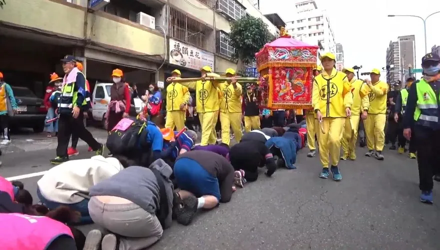 白沙屯媽祖進香/信眾路邊比肩跪拜　線上香燈腳心疼扛轎難走：別鑽有加持了！