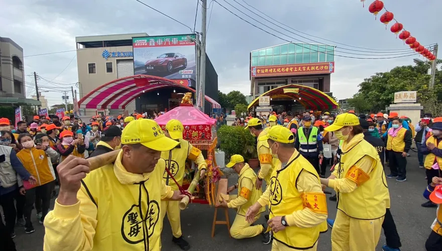 白沙屯媽祖進香/車禍肝臟命危垂死！基隆婦拄枴杖淚謝：命被媽祖撿回來