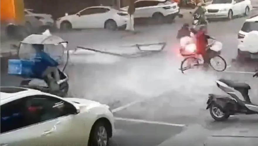 影/驚悚！陸餐廳瓦斯氣爆瞬間曝光　路人被氣浪噴飛、門窗玻璃四濺