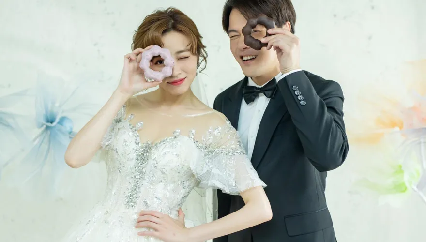 王瞳情人節曝「絕美婚紗照」！走出傷痛再披白紗　辣曬「深V」露香肩