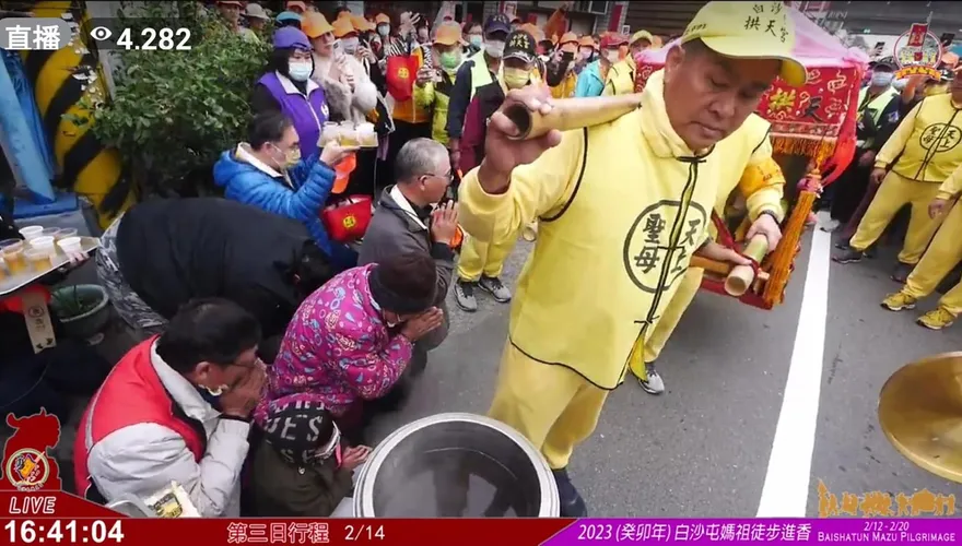 白沙屯媽祖進香/白沙媽體貼！粉紅超跑回頭停駕薑母茶　肯定點心站朋友心意