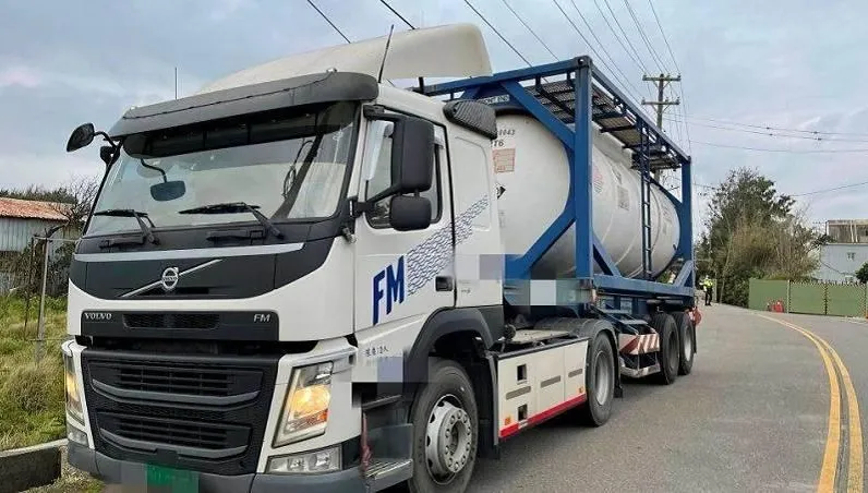 貨櫃曳引車「扯電線、撞斷電線桿」！台電預計下午3時前復電