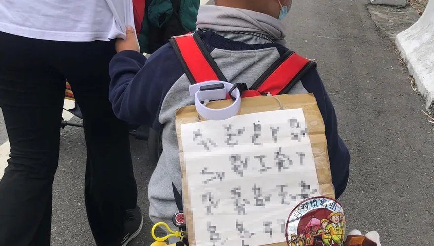 白沙屯媽祖進香/小小香燈腳注音紙板求「阿祖醒來」　感人畫面惹哭網友