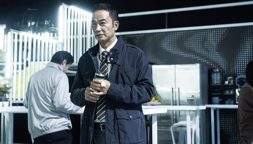 香港街頭偶遇任達華！甜牽名模妻過馬路　衝突畫面閃爆眾路人