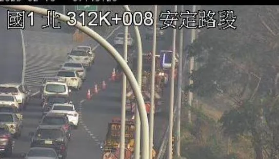 快訊/國1安定段北向火燒車事故！小客車起火狂燃　下秒慘淪廢鐵…驚悚畫面曝