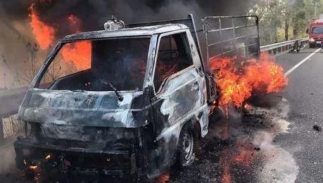 快訊/貨車起火猛燒　國3北上新化路段驚悚火燒車！冒煙狂燃急停路肩