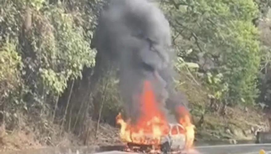 快訊/台18線阿里山公路火燒車　轎車陷火海燒到剩骨架駕駛自行逃出