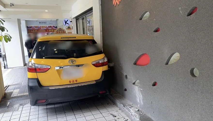 快訊/北市小黃失控暴衝騎樓險撞路人　運將：身體不適突然頭暈！