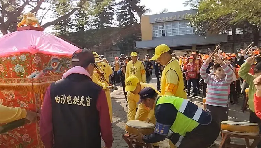 白沙屯媽祖進香/媽祖婆疼小孩！粉紅超跑進吳厝國小聽學童打鼓