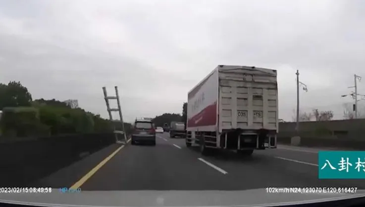 影/「升天」梯？國道開車到一半突有大鋁梯迎面飛來　他驚險右偏逃過一劫