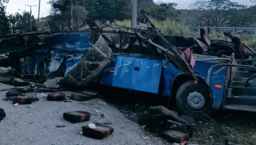 影/巴拿馬公車摔落懸崖再撞小巴　39位移民身亡「美國夢」破碎
