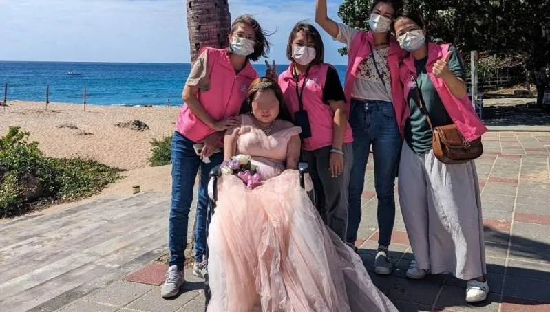 替癌末女圓夢！一句「想美美的去看海」讓居護團隊克服困難：看到你幸福就值得