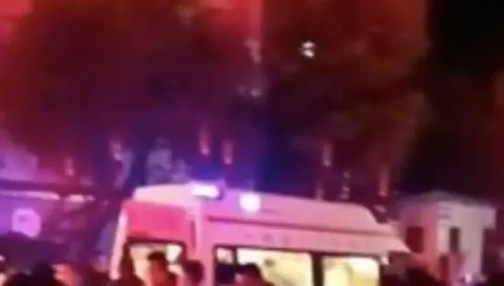 影/湖南高速公路段客車撞護欄翻覆　60餘人傷32人住院治療