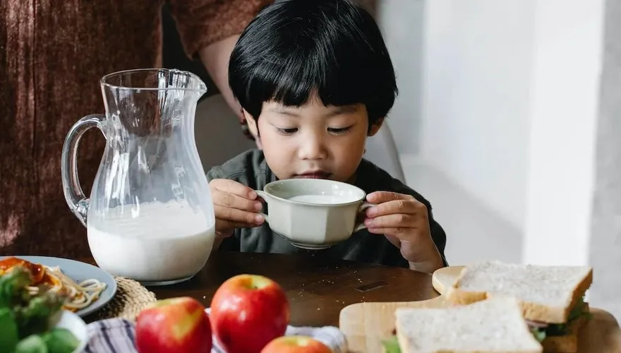睡前喝牛奶助眠？要狂喝2500cc才有效　學者：心理作用居多　原因曝...