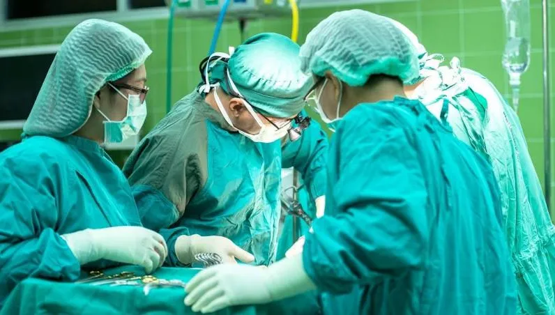 遭恐怖寄生蟲鑽大腦！14歲男開腦取出「拳頭大囊腫」奇蹟活命