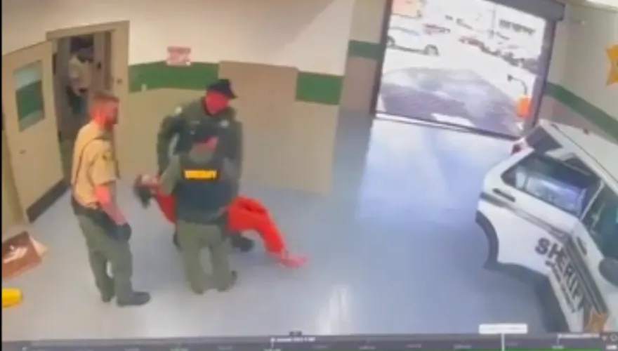 影/美獄警霸凌囚犯釀人命　竟將人關冰櫃內意外害他凍死