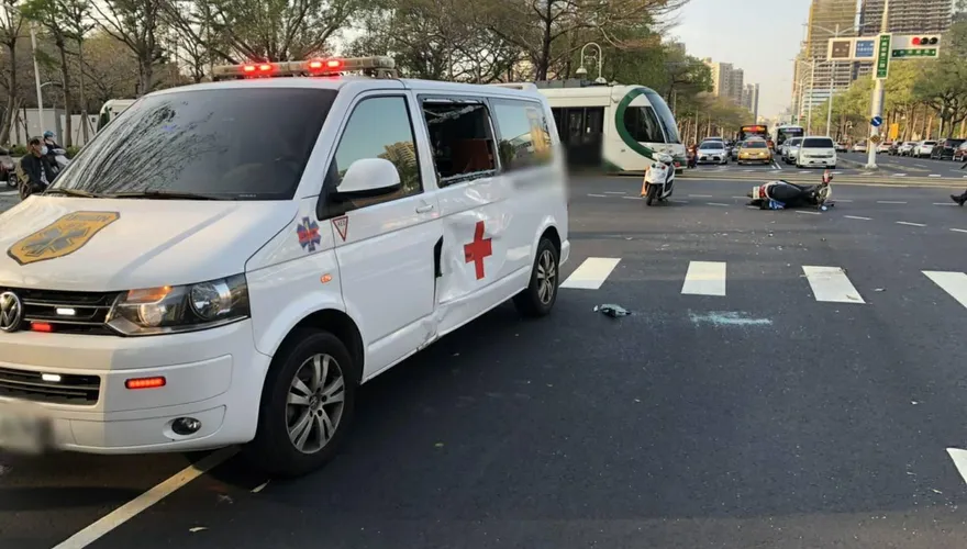 影/高雄救護車趕路突遭機車「撞出凹洞」！病人沒事、20歲騎士受傷
