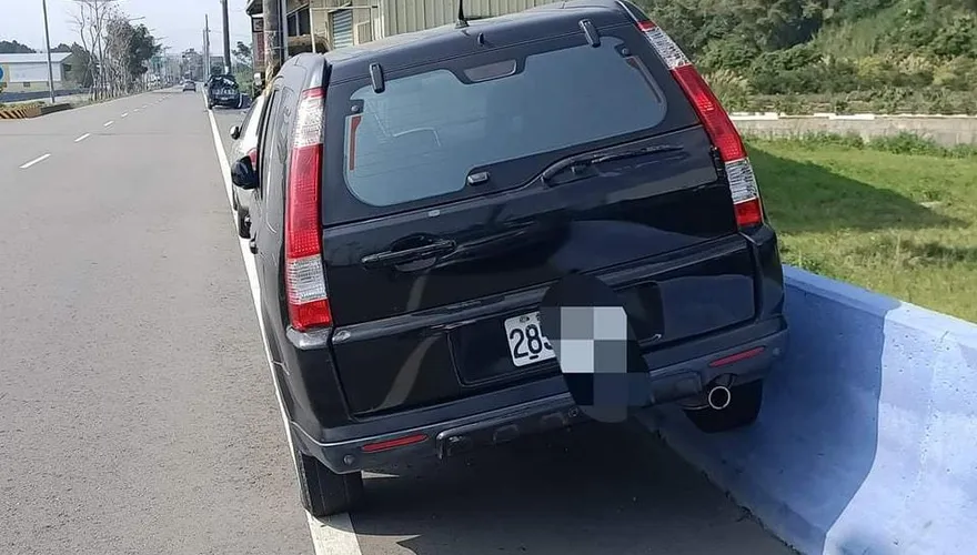 芎林人停車騎上護欄！車身半懸空　超狂絕技曝光…網曝1可能原因