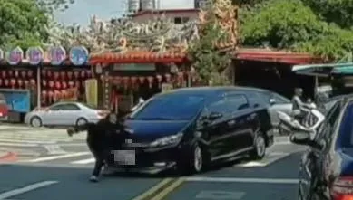 影/台北士林也成「行人地獄」熱區？警察斑馬線執勤被撞後　女子過馬路慘遭撞飛