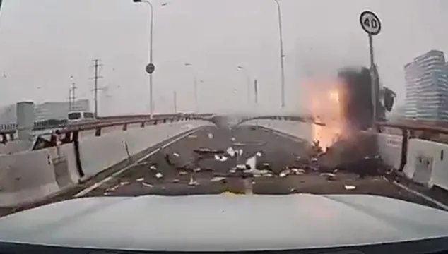 影/上海傳翻車意外！小客車自撞分隔島後起火翻落高架　駕駛當場死亡