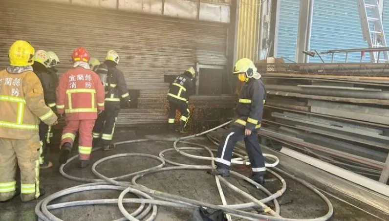 火光白煙狂冒出！宜蘭五結鄉鐵工廠失火　警急拉水線撲滅火勢