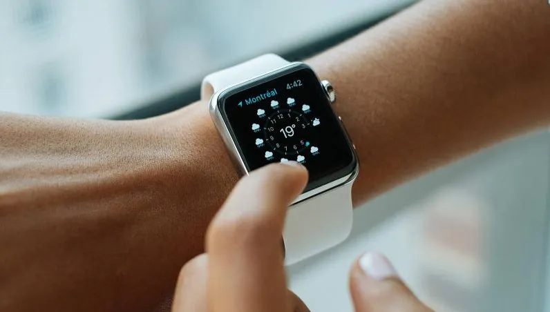 戴Apple Watch「手腕凹陷還疼痛」　醫籲：出現「1症狀」應立刻拿下！