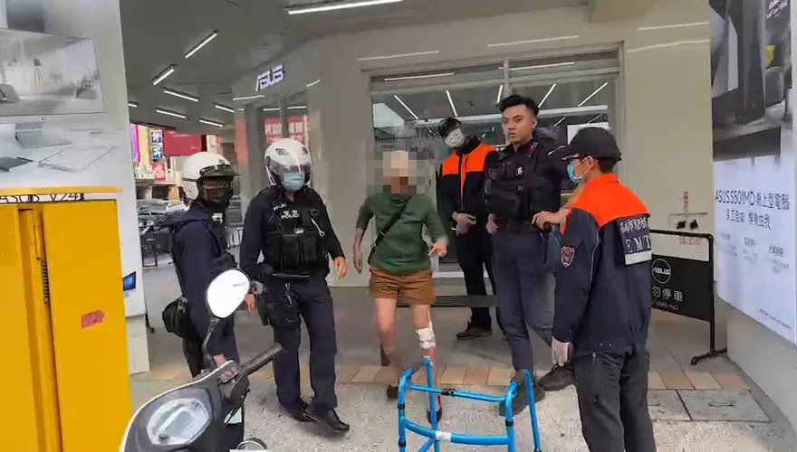 快訊/高雄女遭「甩巴掌」亮刀殺母？警急赴現場救援