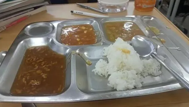 影/遼寧某高中遭爆料午餐品質極差　「三菜一湯」變「四湯」網暗酸：在吃印度糊糊？