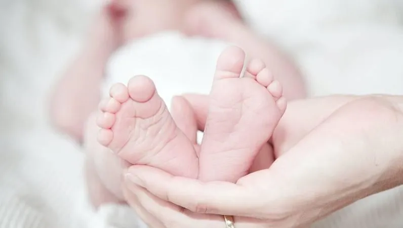 扯！婦被迫生下畸形胎兒「在眼前夭折」　只因美「一法律」無法墮胎
