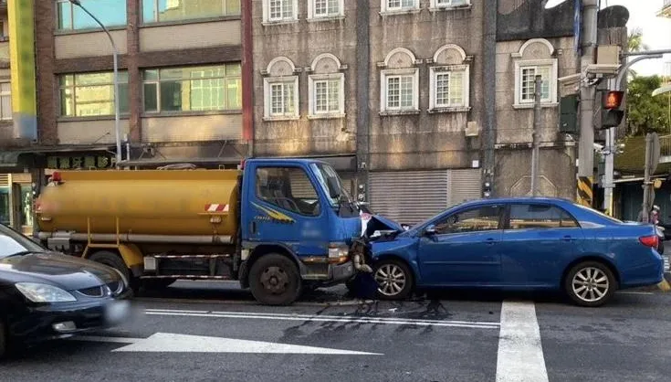 宜蘭頭城8旬翁開車「腳麻」離不開油門　衝對向車道撞灑水車