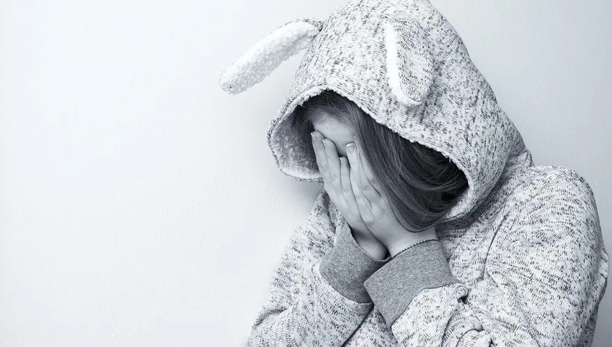 道路工人猛喊「要人疼就聽話」！誘未成年女童拍內衣照　下場GG了