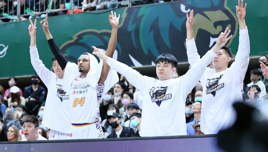 比賽尾聲爆大亂鬥！雲豹加碼獎金肯定球員奮戰　擊敗英熊奪3連勝