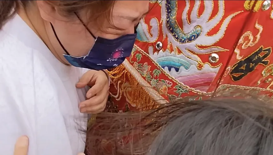 白沙屯媽祖進香/先生中風！婦人帶2子淚跪媽祖賜福　磕頭到出血畫面曝