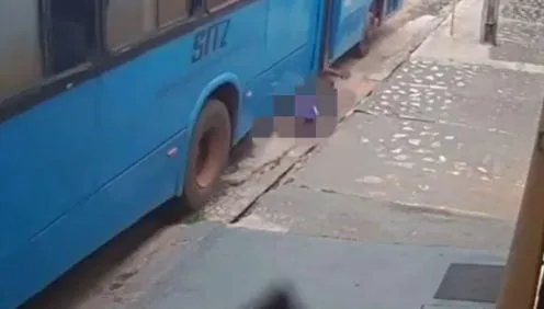 他下公車往後倒…下秒慘遭狠輾亡！驚悚瞬間全曝光