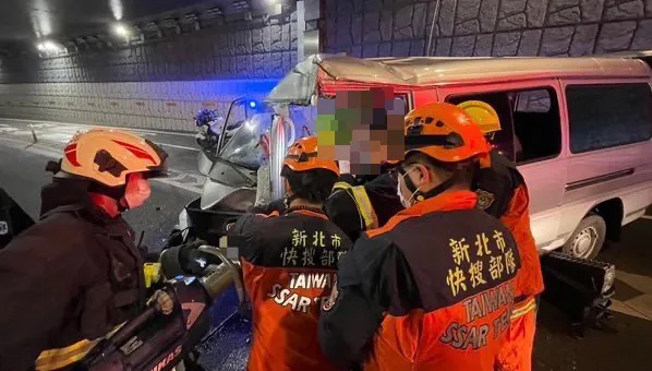 箱型車深夜自撞涵洞橋墩　車頭變形駕駛夾困車內