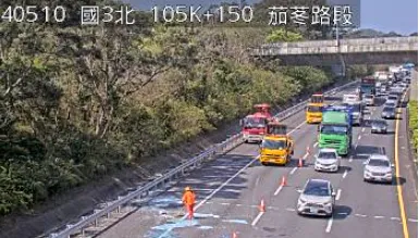 快訊/國三茄苳段貨車翻覆！「玻璃碎片」灑滿地　現場畫面曝