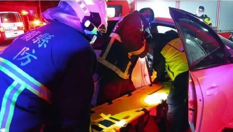 闖黃燈拒檢！51歲男高速飆車自撞橋墩　馬3慘變廢鐵　駕駛乘客雙亡