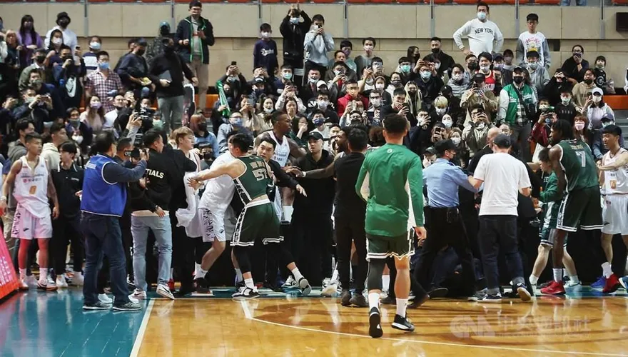 T1全武行12人被奪權！　裁判長搬FIBA規則解釋「出場標準」