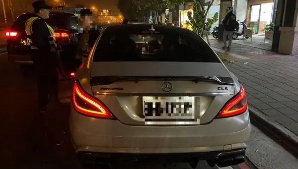 搭改裝賓士瘋媽祖！他引擎太吵遭攔查　身分曝光遭警開罰送法辦
