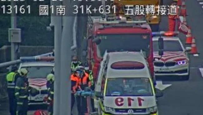 快訊/機車誤闖國1汐五高架！騎士遭轎車撞傷送醫