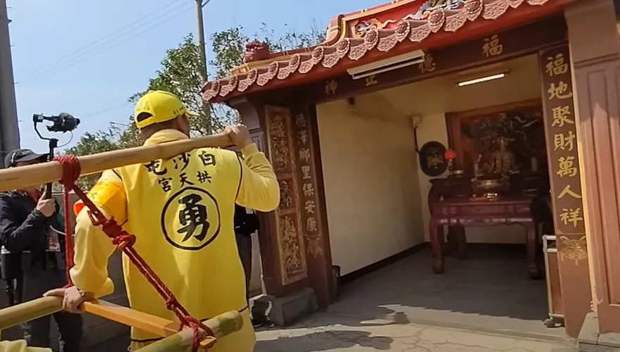 白沙屯媽祖進香/媽祖回應請求！衝土地公廟喬香爐　信眾目睹讚嘆：神蹟