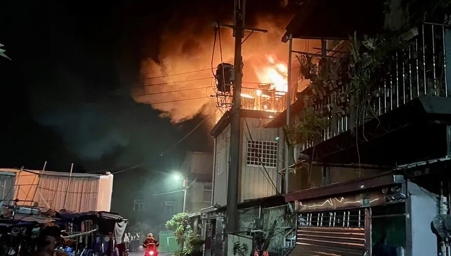 影/台南新化凌晨住宅大火　神明廳起火延燒5棟