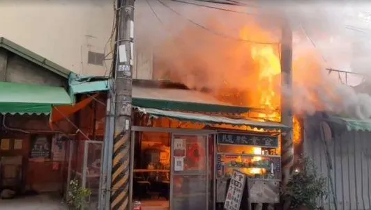 快訊/台中素食店驚傳火警！　火舌亂舞警消灌救中